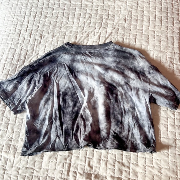 American Eagle Dark Heather Grey Cropped Tie Dye Crew Neck T-Shirt Size XS - Picture 2 of 3